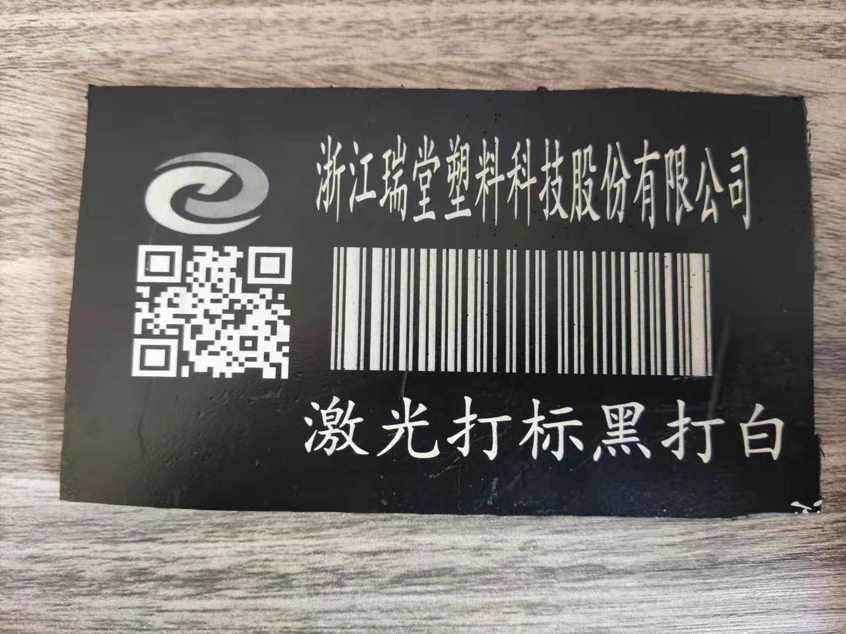 Apa yang perlu saya lakukan jika label logo dan cat semburan produk pengacuan putaran selalu jatuh?